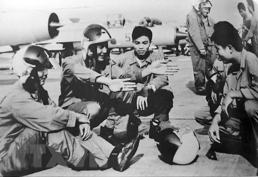 Thậm chí, một phi công của Không quân Việt Nam cũng từng bắn hạ pháo đài bay B-52 của Mỹ và sau đó bay vào vũ trụ - một điều mà không phải bất cứ ai trên thế giới cũng có thể làm được. Nguồn ảnh: TTXVN.