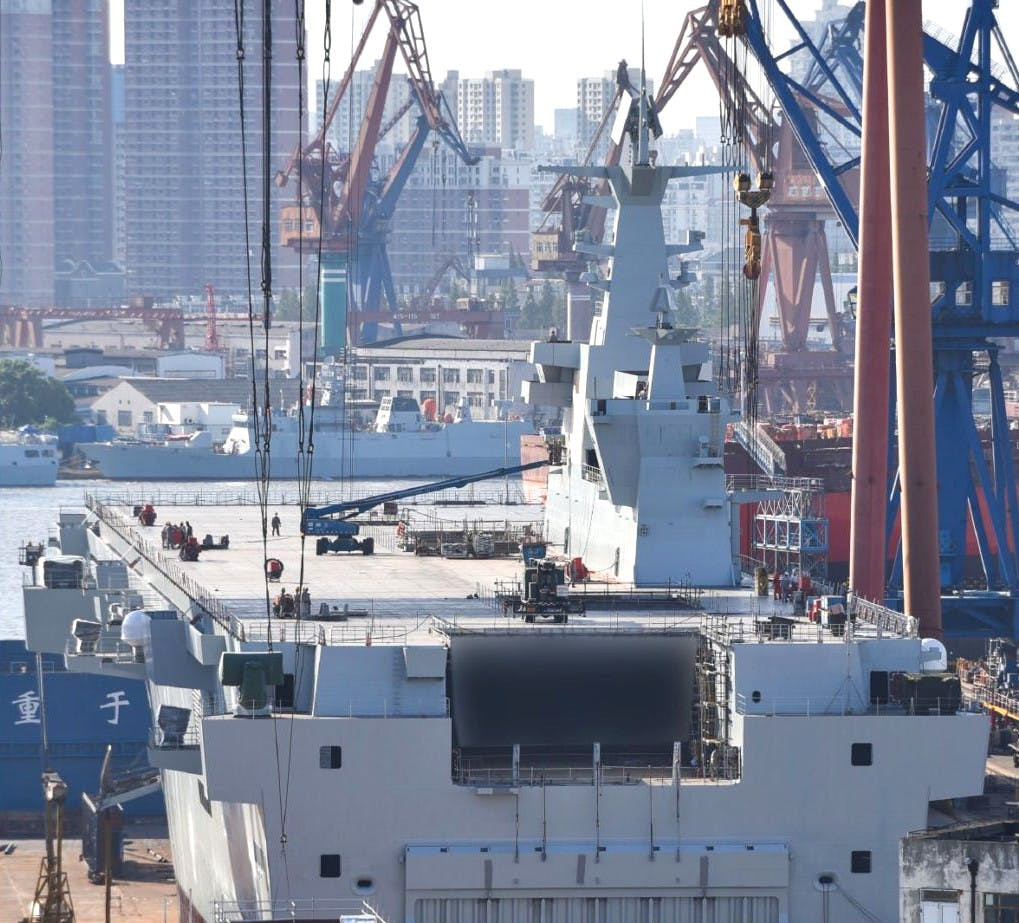 Ngoài ra, việc đóng tàu đổ bộ tấn công cỡ lớn cũng được cho là bước đệm trước khi Trung Quốc có thể cho ra đời những tàu sân bay nguy hiểm của nước này trong tương lai - những tàu sân bay không dùng tới cầu nhảy để cất cánh mà sẽ sử dụng máy phóng máy bay. Nguồn ảnh: Sina.