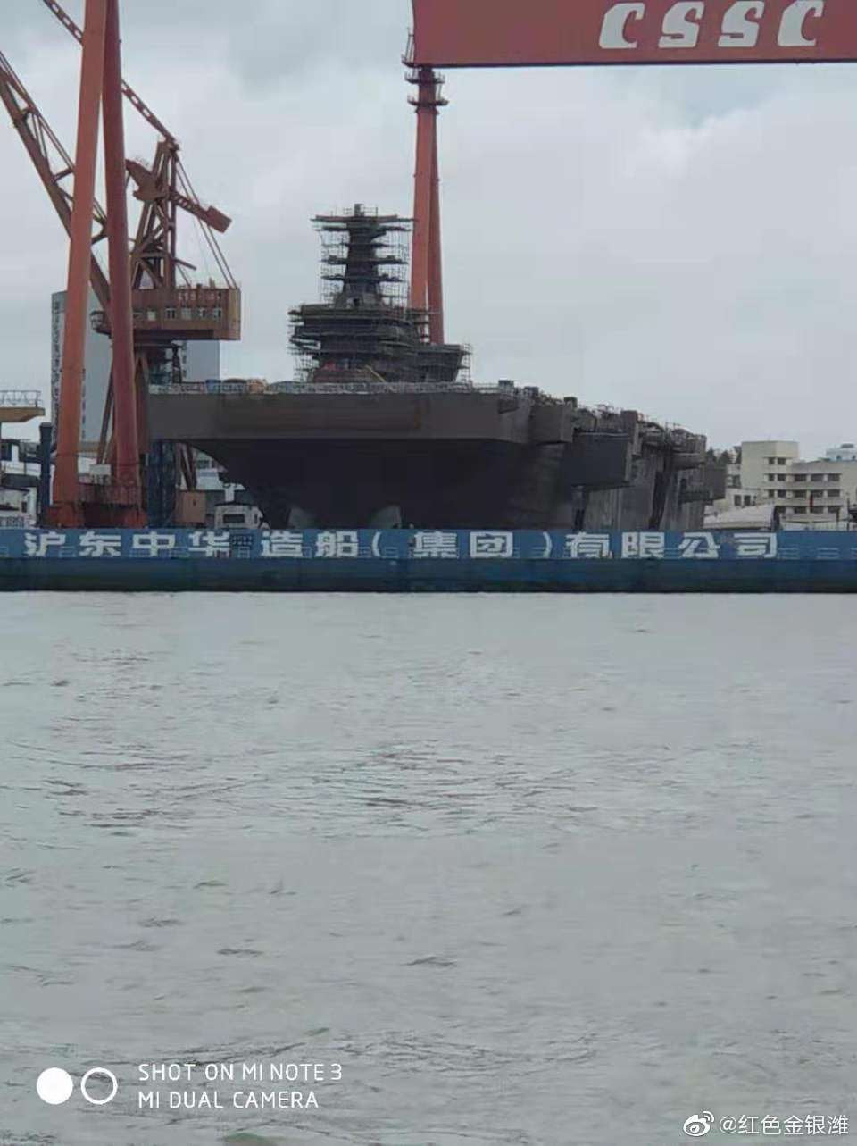 Tàu đổ bộ trực thăng đầu tiên của Hải quân Trung Quốc mới chỉ được Trung Quốc biên chế vào lực lượng hồi tháng 9 năm ngoái. Nguồn ảnh: Sina.