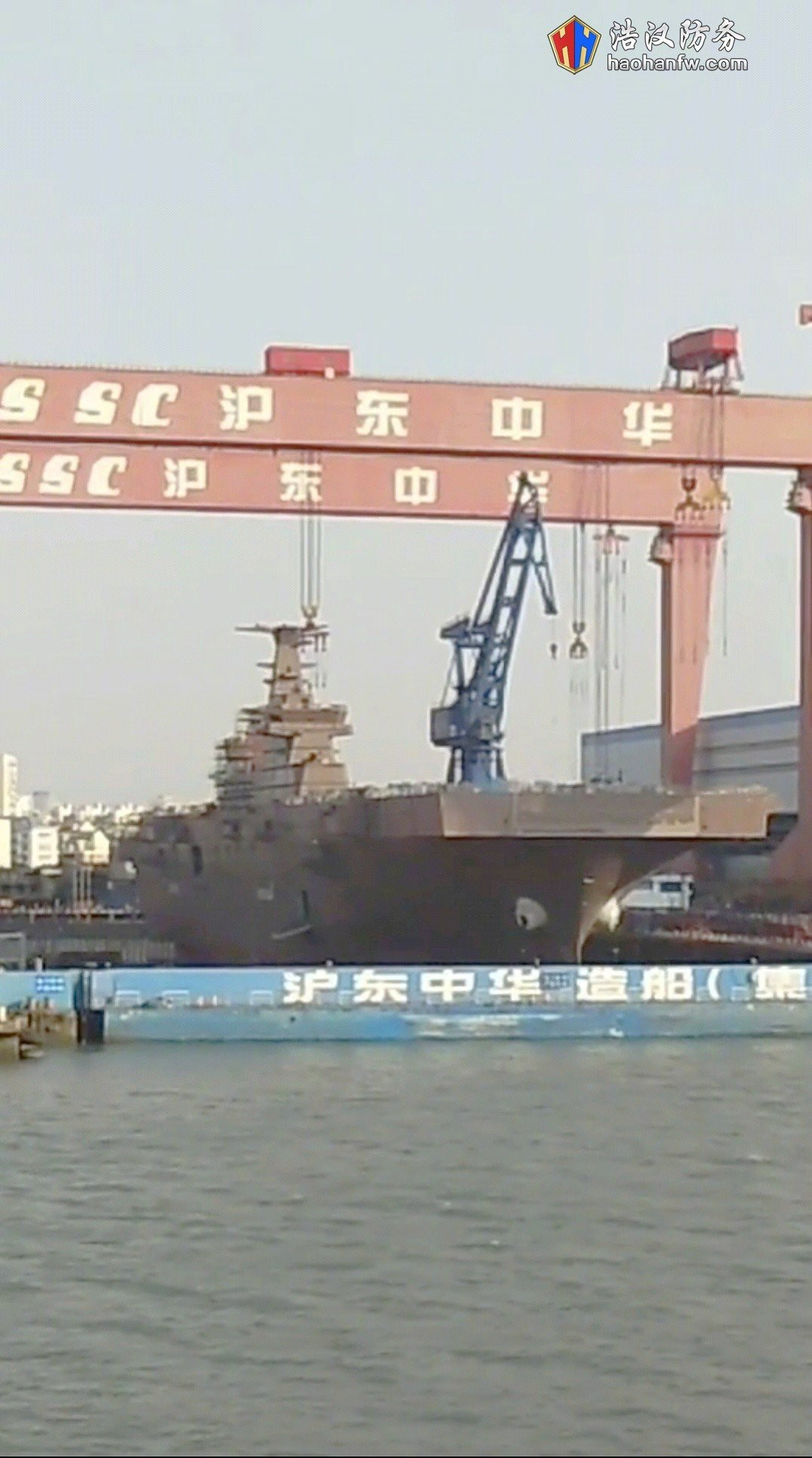 Những hình ảnh mới nhất được truyền thông Trung Quốc lan tải trên các mạng xã hội cho thấy tàu đổ bộ trực thăng thứ hai của nước này dường như đang đi vào những công đoạn hoàn thiện cuối cùng. Nguồn ảnh: Sina.