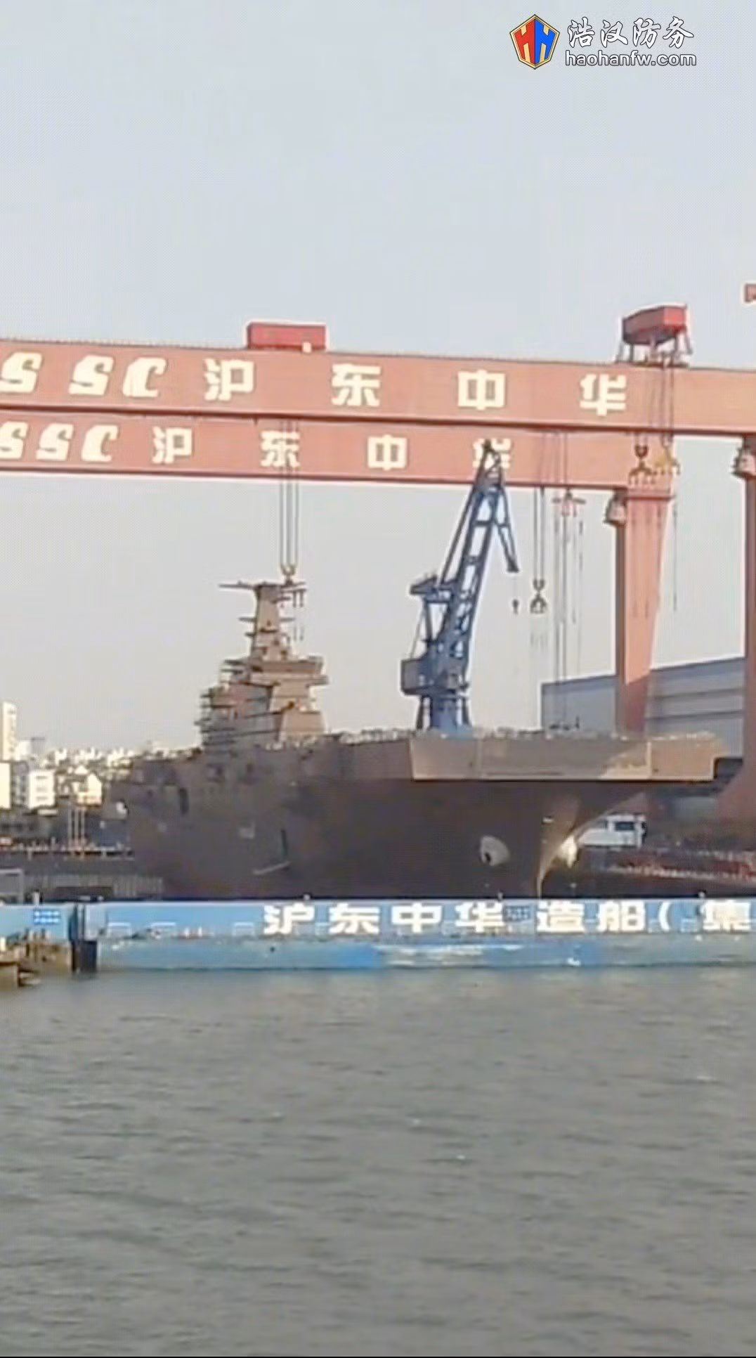 Những hình ảnh mới nhất được truyền thông Trung Quốc lan tải trên các mạng xã hội cho thấy tàu đổ bộ trực thăng thứ hai của nước này dường như đang đi vào những công đoạn hoàn thiện cuối cùng. Nguồn ảnh: Sina.