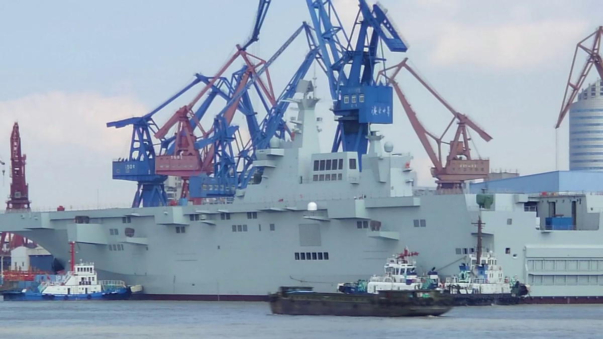 Trong tương lai, Hải quân Trung Quốc sẽ có khả năng thiết kế, đóng mới nhiều phiên bản cải biên hiện đại hơn, nguy hiểm hơn nữa dựa trên thiết kế của tàu Type 075 này. Nguồn ảnh: Sina.