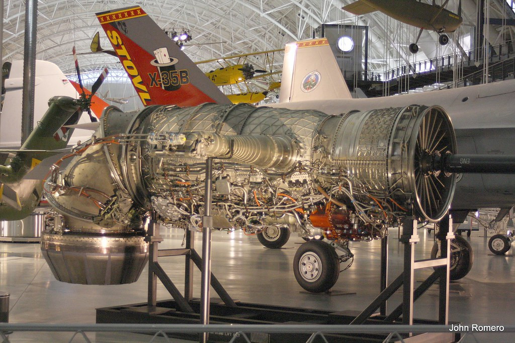 Do F-35C có môi trường hoạt động trên các tàu sân bay, động cơ F135-PW-400 được chế tạo bằng vật liệu đặc biệt chống ăn mòn muối, giúp tiêm kích không bị ảnh hưởng quá nhiều khi di chuyển trên biển thời gian dài. Mặc dù vậy, loại động cơ này cũng có giá đắt hơn nhiều so với các phiên bản còn lại. Nguồn ảnh: Pinterest.