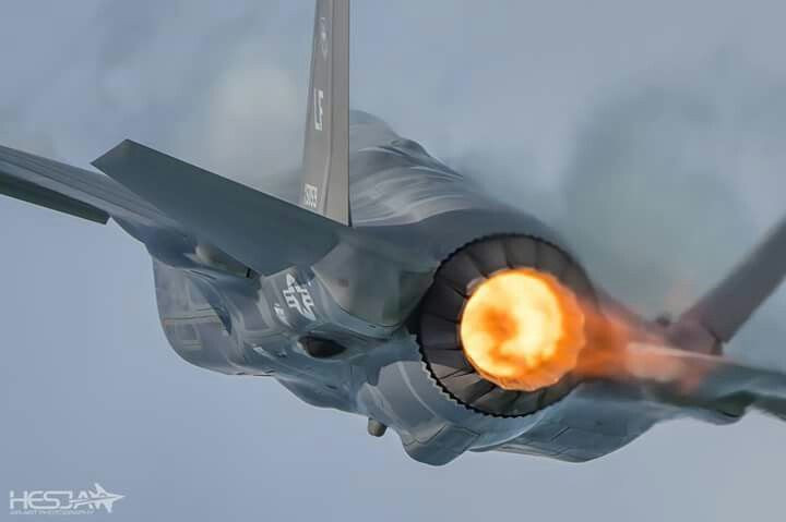 Mặc dù vậy, Lockheed Martin cùng Quân đội Mỹ khẳng định, điểm chết người của F-35 nằm ở chỗ nó tàng hình trước mọi hệ thống radar của đối phương, chứ không phải độ cơ động cao hay khả năng mang vũ khí khủng. Nguồn ảnh: Pinterest.