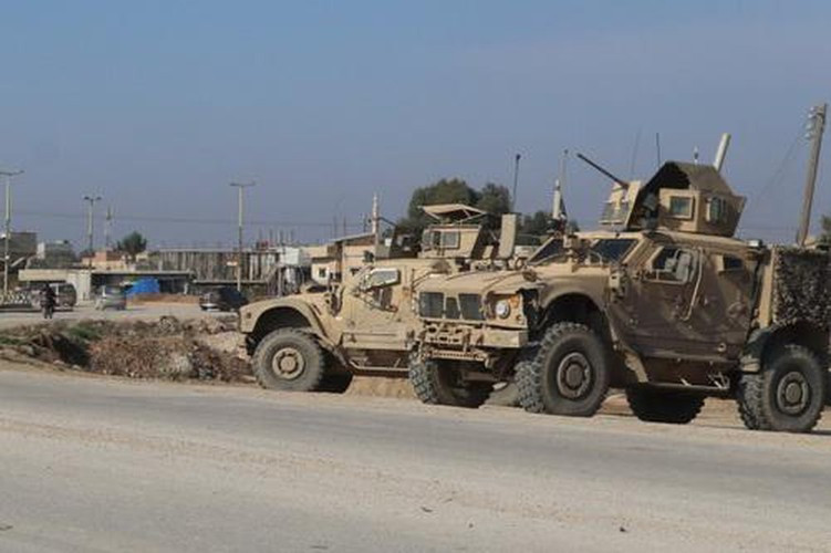 "Tuy nhiên bất chấp sự hiện diện hợp pháp của quân đội Nga trên lãnh thổ Syria, một số đơn vị xe bọc thép của Mỹ đã hung hăng chặn đường tuần tra của quân cảnh Nga, buộc đoàn xe này phải rời khỏi khu vực", Avia-pro cho biết.