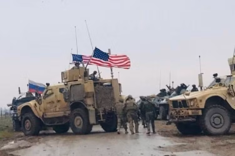 Cụ thể, xe tuần tra của cảnh sát quân sự Nga đang tiến vào khu vực nằm phía sau thành phố Tel Tamr của Syria để kiểm soát tình hình an ninh tại địa điểm này.