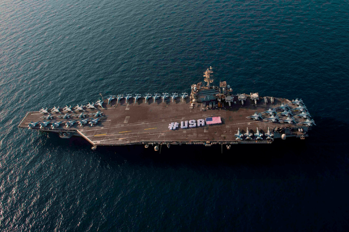 Tới ngày 24/3 vừa rồi, ba thuỷ thủ trên tàu sân bay USS Theodore Roosevelt đã được xác nhận dương tính với virus Covid-19, đến ngày 25/3, số ca nhiễm trên tàu tăng lên 8 người. Nguồn ảnh: USNavy.
