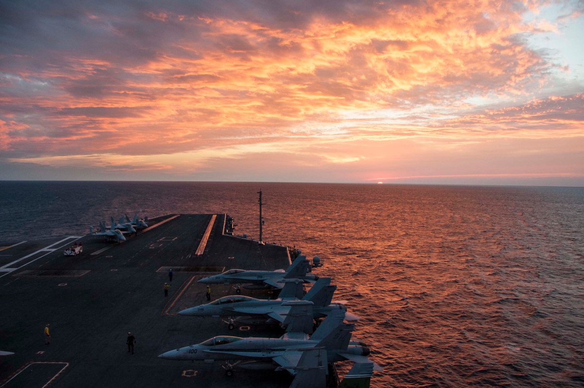 Hiện tại, toàn bộ 5000 thuỷ thủ đoàn đang làm nhiệm vụ trên tàu sân bay thuộc lớp Nimitz này vẫn tiếp tục thực hiện công tác vận hành tàu. Những người phát hiện dương tính với Covid-19 được đưa về đất liền để cách ly. Nguồn ảnh: USNavy.