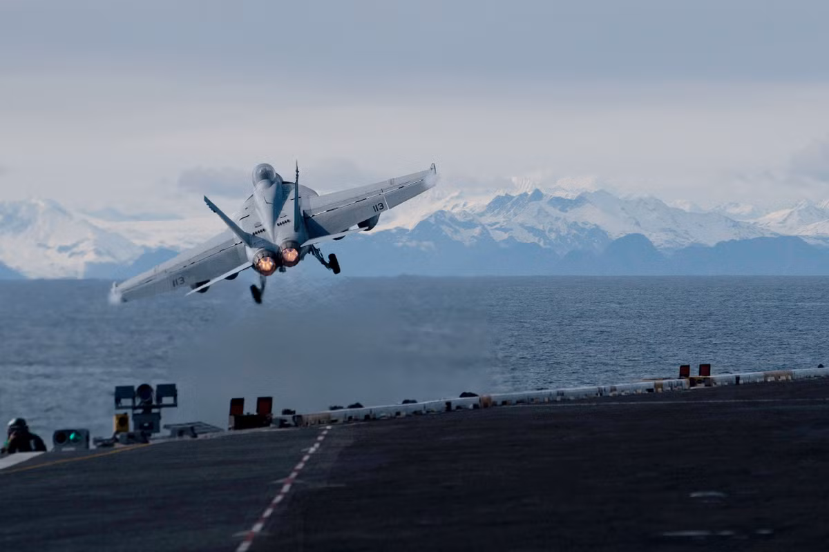 Tính tới thời điểm hiện tại, Hải quân Mỹ đã phát hiện khoảng 30 ca dương tính với virus Covid-19 trong lực lượng này. Tuy nhiên các trường hợp trên tàu sân bay USS Theodore Roosevelt là lần đầu tiên thuỷ thủ hải quân Mỹ bị dương tính ngay khi tàu còn đang hoạt động trên biển. Nguồn ảnh: USNavy.