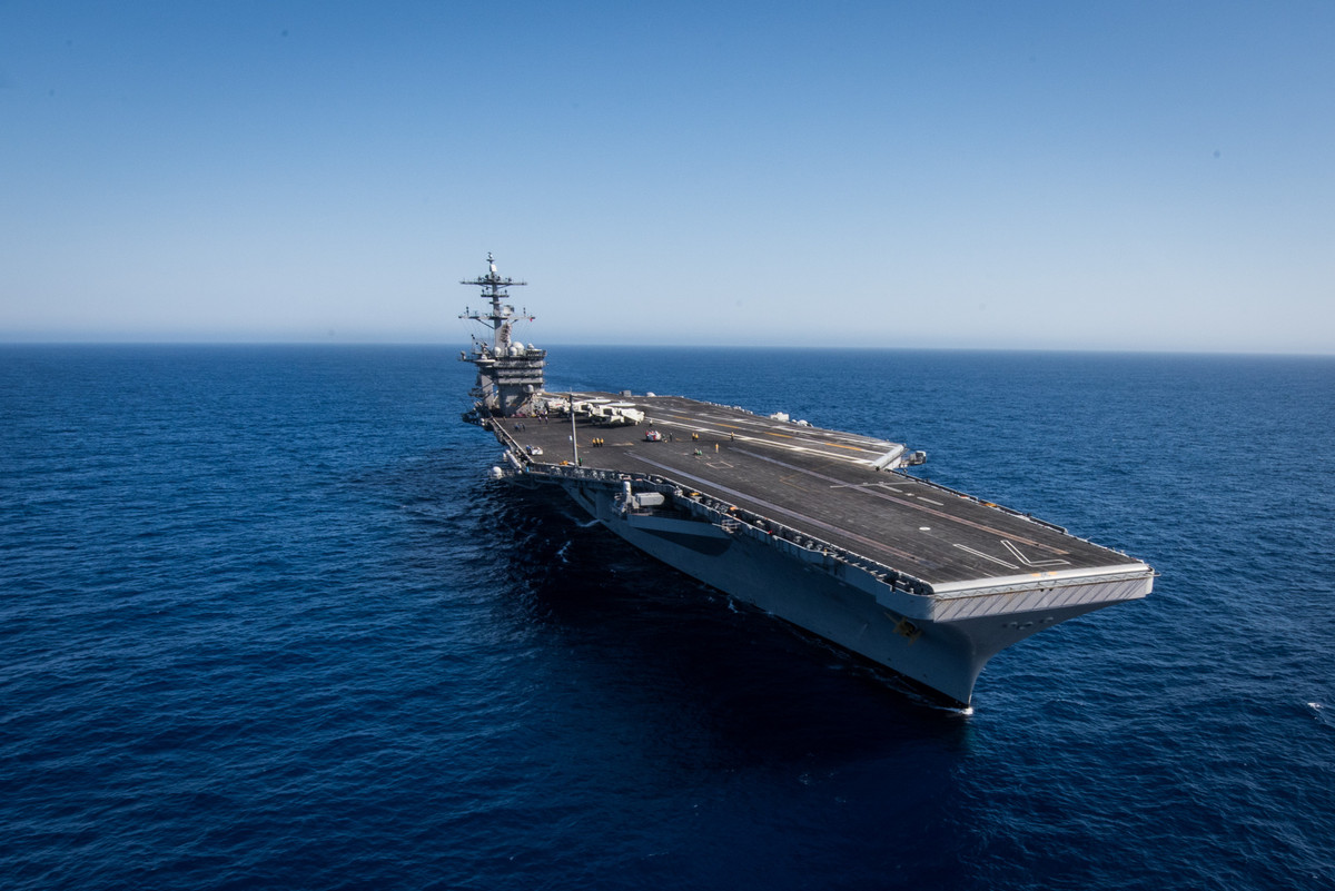 Trong khi đó, tàu USS Theodore Roosevelt đã rời Việt Nam từ sau ngày 9/3 - nghĩa là trước khi phát hiện 3 ca nhiễm Covid-19 đầu tiên 15 ngày - lâu hơn thời gian ủ bệnh lâu nhất của loại virus này trong cơ thể người. Nguồn ảnh: USNavy.