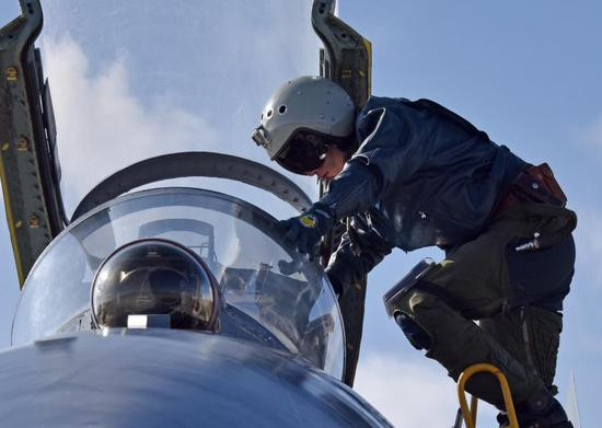 Một vài quốc gia có nhiều kinh nghiệm thực chiến như Không quân Mỹ thường không in quốc kỳ lên máy bay, thậm chí cũng không sử dụng huy hiệu binh chủng một cách truyền thống mà luôn làm mờ đi, tương đồng với toàn bộ màu sơn của máy bay. Nguồn ảnh: QQ.