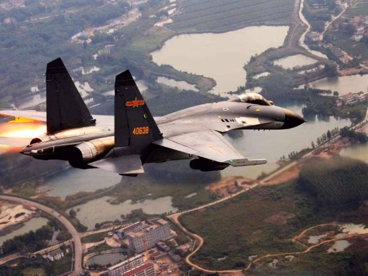 Biểu tượng của Không quân Giải phóng Nhân dân Trung Quốc với nền đỏ, ngôi sao chính giữa và hai chữ "Bát Nhất" cực kỳ nổi bật ở đuôi chiến đấu cơ. Nguồn ảnh: QQ.