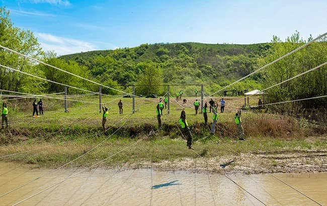 Với những môi trường tác chiến khác như trong rừng núi, điều kiện tự nhiên luôn là rào cản lớn nhất cho việc hành quân và di chuyển thương binh. Nguồn ảnh: RusBeyond.