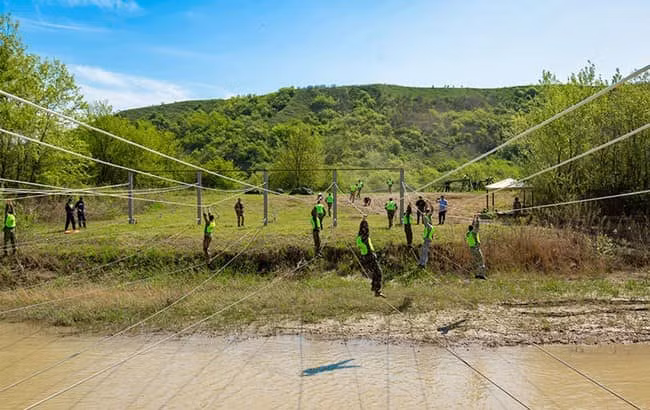 Với những môi trường tác chiến khác như trong rừng núi, điều kiện tự nhiên luôn là rào cản lớn nhất cho việc hành quân và di chuyển thương binh. Nguồn ảnh: RusBeyond.