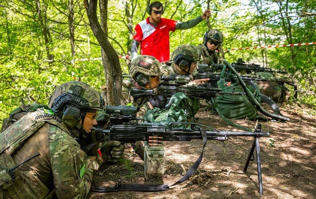 Đặc nhiệm Spetsnaz huấn luyện mai phục mục tiêu trong địa hình rừng núi, đường mòn. Nguồn ảnh: RusBeyond.