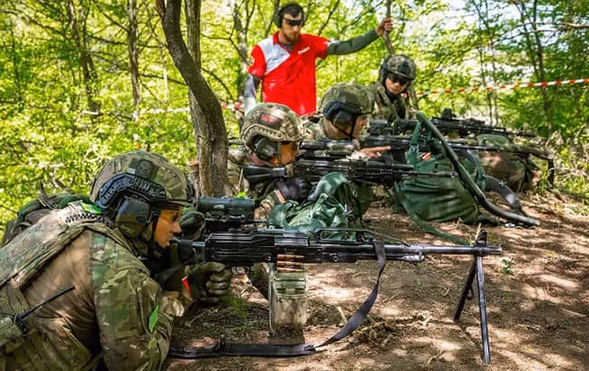 Đặc nhiệm Spetsnaz huấn luyện mai phục mục tiêu trong địa hình rừng núi, đường mòn. Nguồn ảnh: RusBeyond.