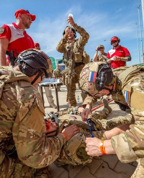 Với trường hợp có thương binh, lực lượng đặc nhiệm Spetsnaz cũng phải ứng phó hợp lý để vừa đảm bảo di chuyển, bảo đảm an toàn cho thương binh, vừa phải đảm bảo hoàn thành nhiệm vụ. Nguồn ảnh: RusBeyond.