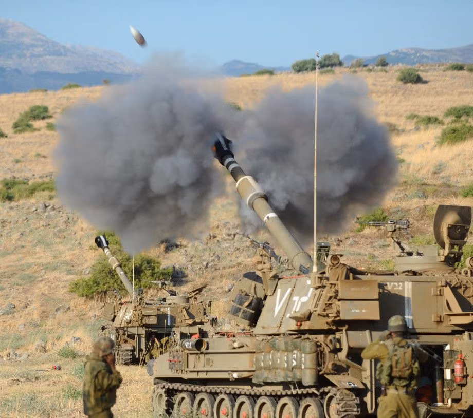 Bản thân pháo tự hanh M109 và các phiên bản sau này của nó không hề được trang bị hệ thống nạp đạn tự động, kíp chiến đấu phải hoàn toàn nạp đạn bằng tay bên trong khẩu pháo chật hẹp này. Nguồn ảnh: Pinterest.