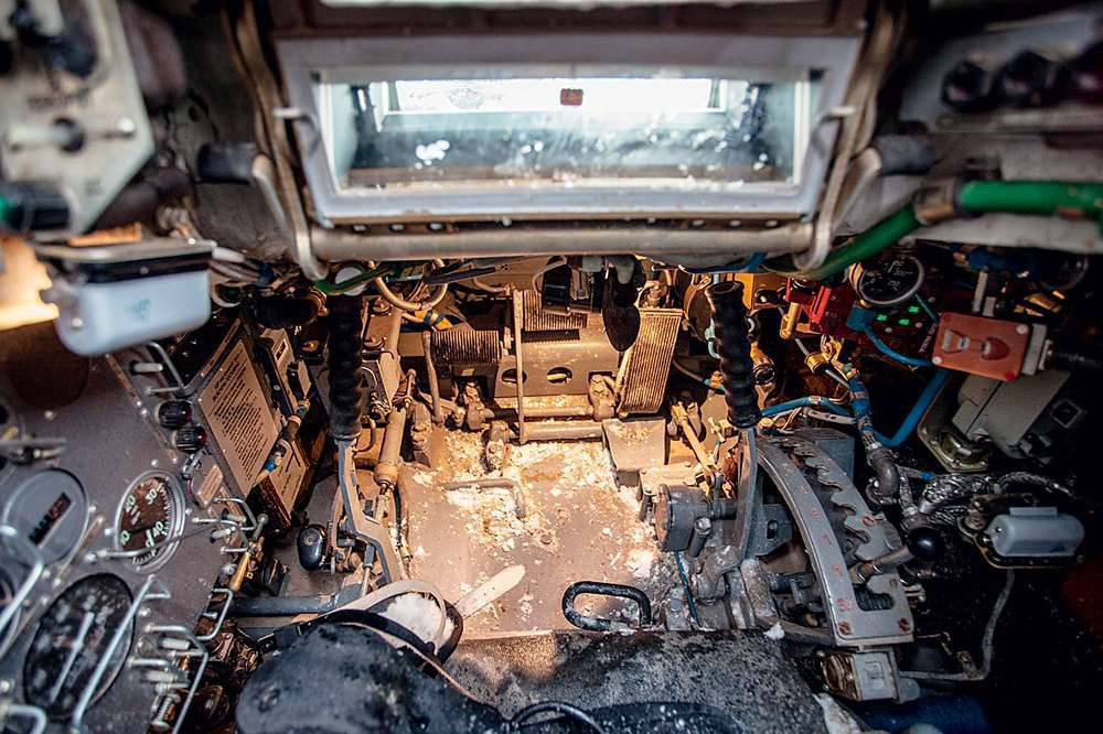 Khác với vị trí của trưởng xa và xạ thủ, vị trí của lái xe hoàn toàn không được trang bị kính nhìn đêm. Đây là một thiệt thòi rất lớn cho các lái xe của xe tăng chủ lực T-90S/SK của Việt Nam. Tuy nhiên nhiều nguồn tin cũng khẳng định rằng hệ thống kính nhìn đêm của T-90 S/SK có thể được lắp thêm một cách dễ dàng. Nguồn ảnh: Zheva.