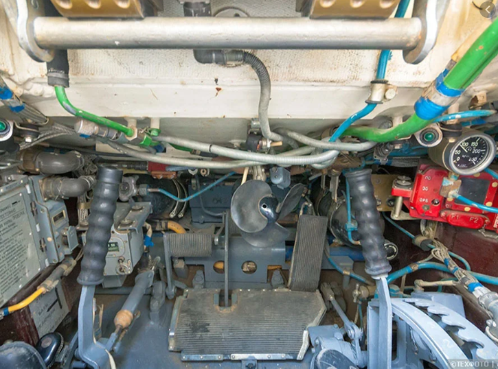 Phía bên phải của xe là cần số. Xe tăng T-90 S/SK sử dụng hộp số tự động với 7 cấp số tiến và 1 cấp số lùi. Thậm chí ở vị trí giữa còn được trang bị một hệ thống quạt "con cóc" huyền thoại của Liên Xô. Nguồn ảnh: Zheva.