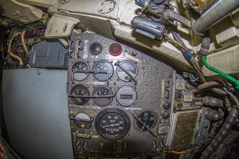 Bên tay trái của lái xe là nơi bố trí hệ thống đồng hồ hiển thị thông tin - hay còn gọi là bảng taplo. Như trên các loại xe hơi thông thường, các thông số được hiển thị bao gồm tốc độ, số vòng tua, nhiệt độ dầu, lượng nhiên liệu dự trữ, số kilomets đã đi,... Nguồn ảnh: Zheva.