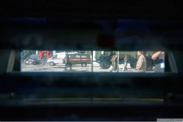 Khi nhìn qua khe kính của lái xe, tầm nhìn sẽ rất hạn chế và chủ yếu lái xe khi không "thò" đầu ra ngoài sẽ điều khiển phương tiện theo khẩu lệnh của xa trưởng - người có tầm nhìn tốt nhất trên xe. Nguồn ảnh: Zheva.