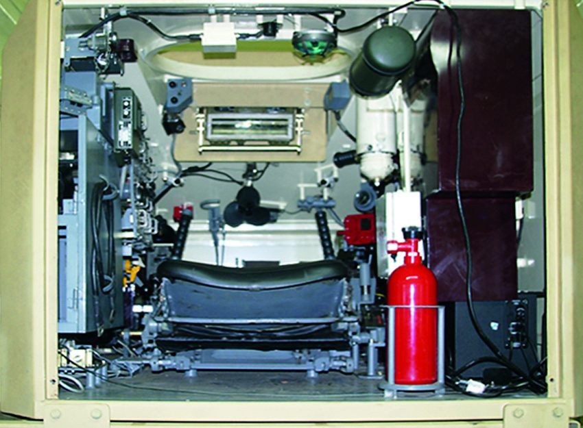 Khoang lái của xe tăng T-90 được xây dựng trong hệ thống mô phỏng dành cho huấn luyện. Nguồn ảnh: Zheva.