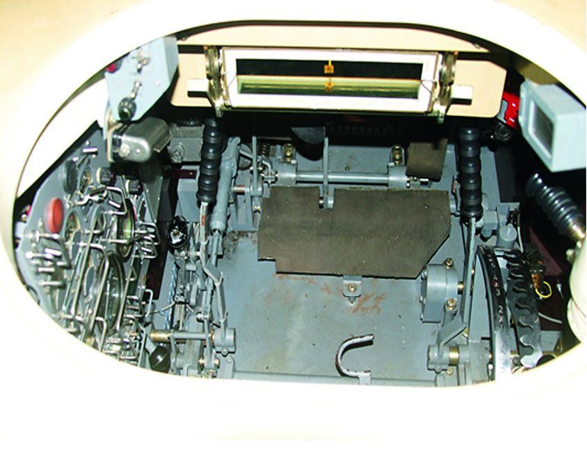 So với vị trí ngồi của những người đồng đội của mình, vị trí lái xe của xe tăng T-90S/SK có thể coi là nơi chật chội, bí bách và "thiệt thòi" nhất trong xe khi thiếu nhiều loại trang bị. Như trên xe tăng T-72, vị trí của lái xe trên xe tăng chủ lực T-90S/SK có cửa ra nằm ngay dưới nòng pháo. Khi nòng pháo ở chính giữa hướng 12 giờ, lái xe sẽ không thể thoát ra khỏi phương tiện một cách dễ dàng. Nguồn ảnh: Zheva.