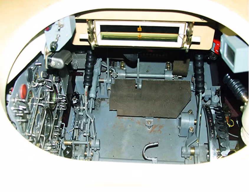 So với vị trí ngồi của những người đồng đội của mình, vị trí lái xe của xe tăng T-90S/SK có thể coi là nơi chật chội, bí bách và "thiệt thòi" nhất trong xe khi thiếu nhiều loại trang bị. Như trên xe tăng T-72, vị trí của lái xe trên xe tăng chủ lực T-90S/SK có cửa ra nằm ngay dưới nòng pháo. Khi nòng pháo ở chính giữa hướng 12 giờ, lái xe sẽ không thể thoát ra khỏi phương tiện một cách dễ dàng. Nguồn ảnh: Zheva.