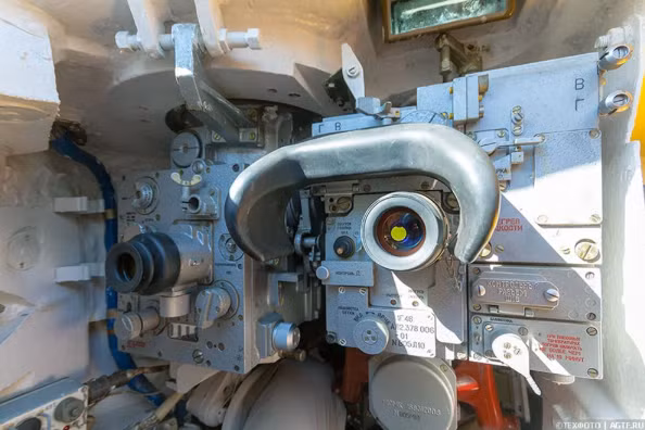 Vị trí của xạ thủ với hệ thống ngắm bao gồm kính nhìn đêm và tầm nhiệt. Nguồn ảnh: Zheva.