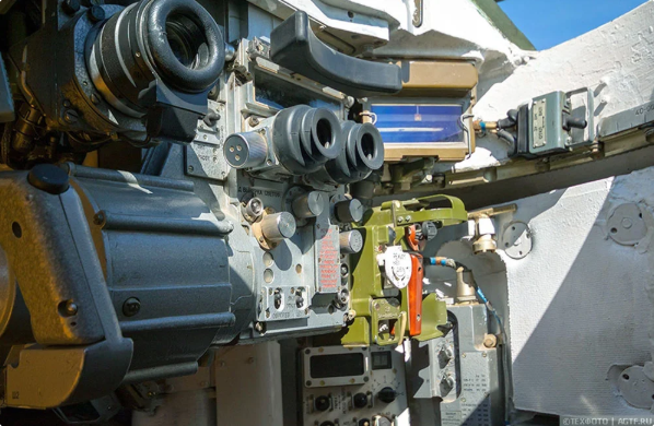 Vị trí của trưởng xa có tầm nhìn tốt nhất xe với kính nhìn đêm, kính tầm nhiệt và cả khe kính chống đạn, giúp cung cấp tầm nhìn tốt nhất cho chỉ huy. Nguồn ảnh: Zheva.