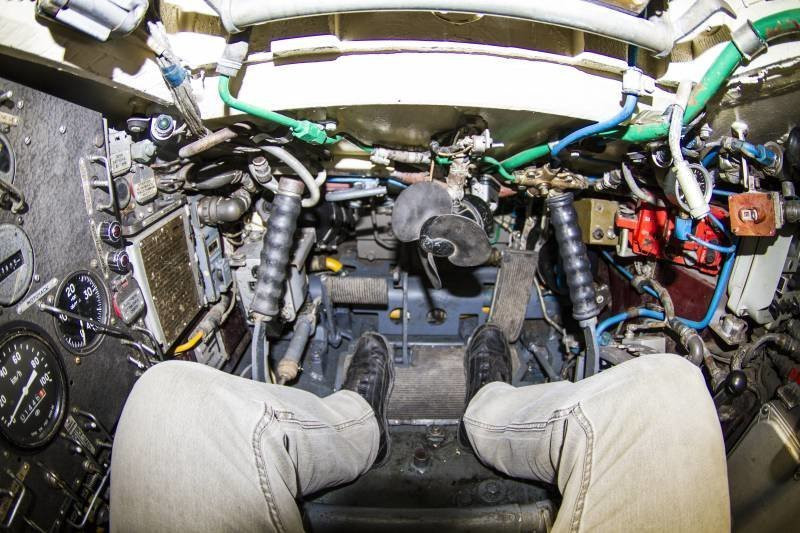 Đây là một vị trí có không gian rất chật hẹp, ngoài ra lái xe còn phải ngồi trong tư thế cúi khom người để điều khiển phương tiện nên rất bất tiện. Nguồn ảnh: Zheva.