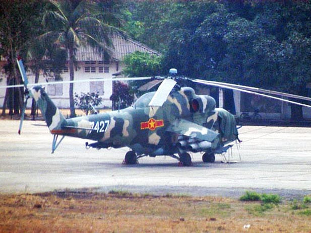 Đây là một trong những lần hiếm hoi hình ảnh trực thăng vũ trang Mi-24A của Việt Nam được ghi lại, càng hiếm hơn khi nó được ghi lại khi đang tham chiến. Nguồn ảnh: TL.