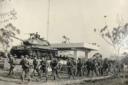 Tới 5 giờ sáng, cửa ngõ cho cơ giới của ta tiến công từ hướng đông bắc, tây bắc và tây nam vào thẳng trung tâm thị xã Buôn Ma Thuột đã được bộ binh khai thông. Nguồn ảnh: TL.