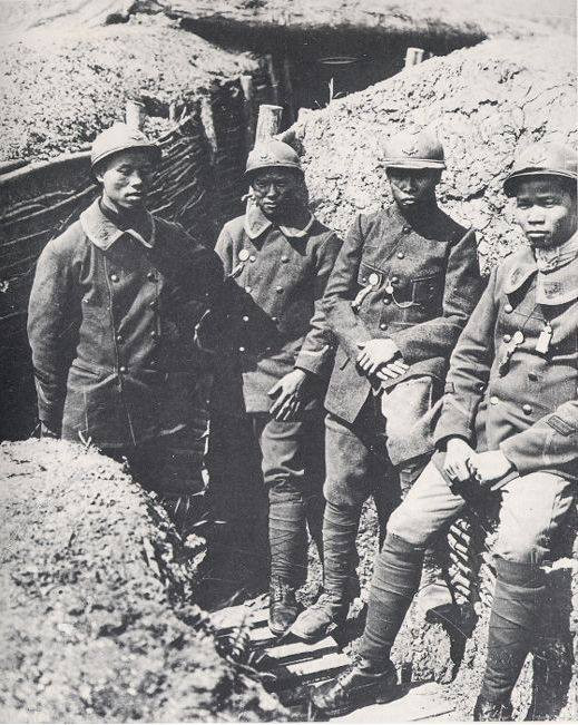 Trong 10 tháng đầu tiên của cuộc Chiến tranh Thế giới thứ nhất, Pháp đã bắt 6 triệu nam giới nước này gia nhập quân đội, điều này khiến đội ngũ nhân lực sản xuất làm việc trong các nhà máy, xí nghiệp bị thiếu trầm trọng. Nguồn ảnh: Pinterest.