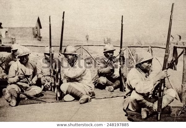 Ban đầu, Pháp chỉ tuyển thanh niên Việt Nam trên 20 tuổi, có sức khoẻ tốt. Tuy nhiên về sau, yêu cầu về nhân lực tăng cao khiến Pháp hạ tiêu chuẩn xuống, lấy những người từ... 17 tuổi trở lên. Nguồn ảnh: Pinterest.