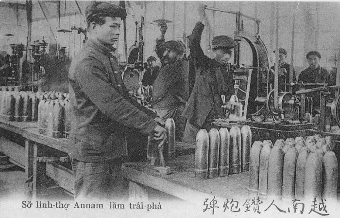 Những công nhân người Việt Nam làm việc trong một nhà máy sản xuất đạn pháo của Pháp trong Chiến tranh Thế giới thứ nhất, có một số nhà máy làm việc liên tục 11 tiếng mỗi ngày và một tháng chỉ có một ngày nghỉ. Nguồn ảnh: Pinterest.
