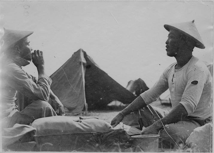 Để giải quyết vấn đề nhân lực, Pháp ra chỉ thị đưa nam giới từ các nước thuộc địa - trong đó có An Nam - sang Pháp để làm việc trong các xí nghiệp, hầm mỏ, nhà máy. Nguồn ảnh: Pinterest.