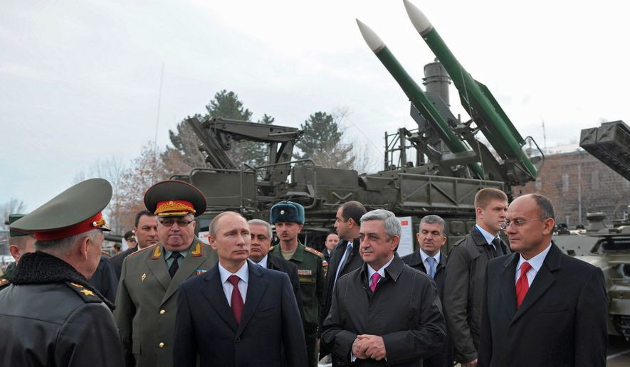 Nga ở chiều hướng hoàn toàn ngược lại, sẵn sàng bán vũ khí cho bất cứ quốc gia nào trên thế giới mà không có yêu cầu về mặt chính trị. Thậm chí như khi Nga bán vũ khí cho Thổ Nhĩ Kỳ, Nga còn cho Thổ trả góp hơn 50% giá trị hợp đồng và có thể trả bằng sản phẩm khác thay cho tiền mặt. Nguồn ảnh: QQ.