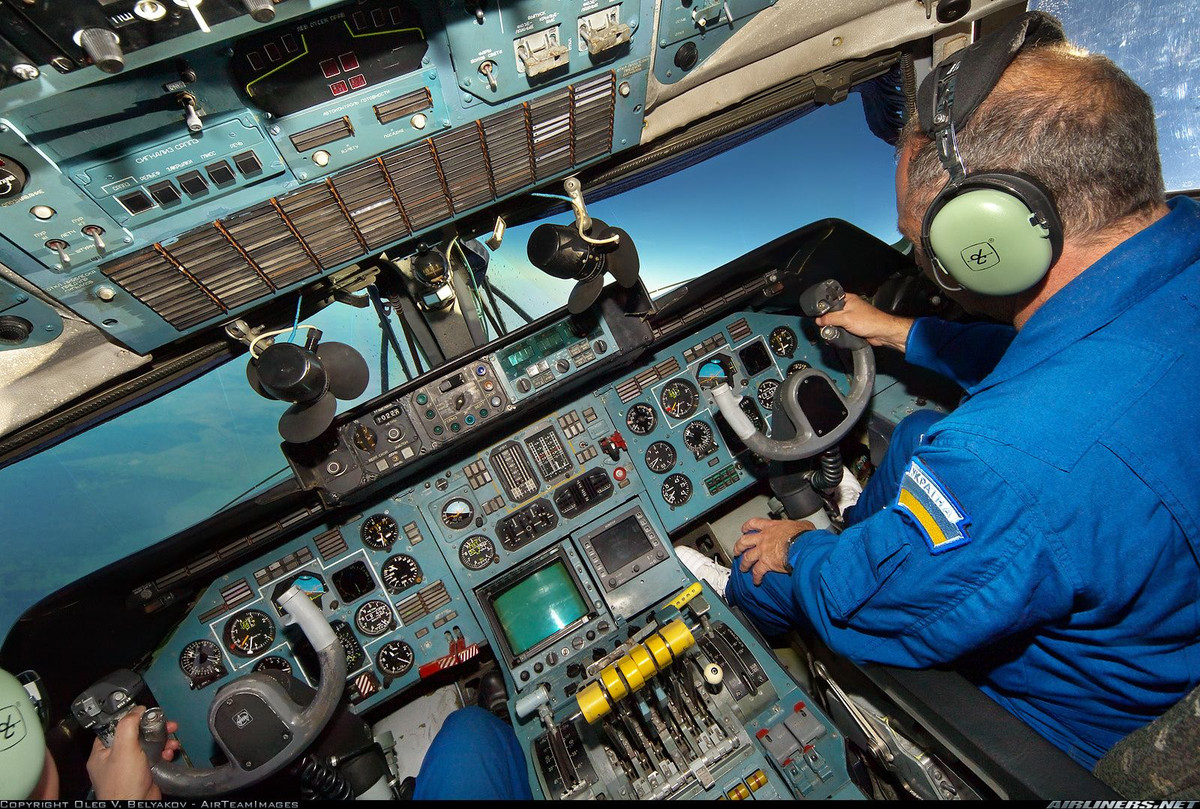 Quạt con cóc trong khoang lái của máy bay An-225. Nguồn ảnh: Pinterest.