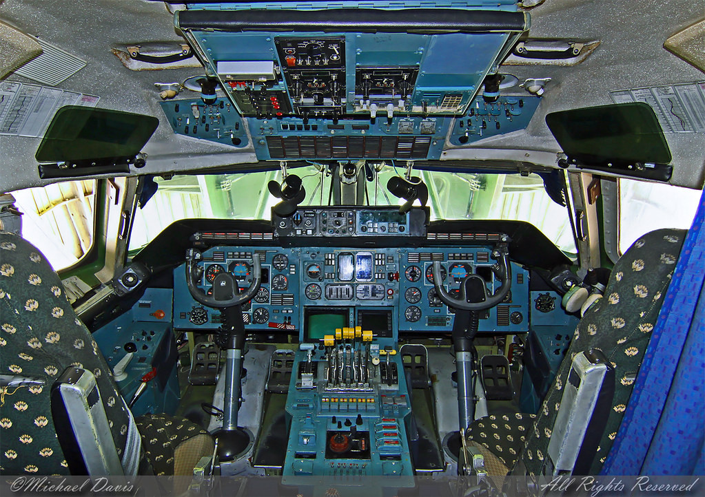 Cần phải nói thêm rằng khoang lái của An-225 có tầm nhìn rất hạn chế, ấy vậy mà phi công còn bị dàn quạt chắn mất không ít tầm nhìn. Nguồn ảnh: Pinterest.