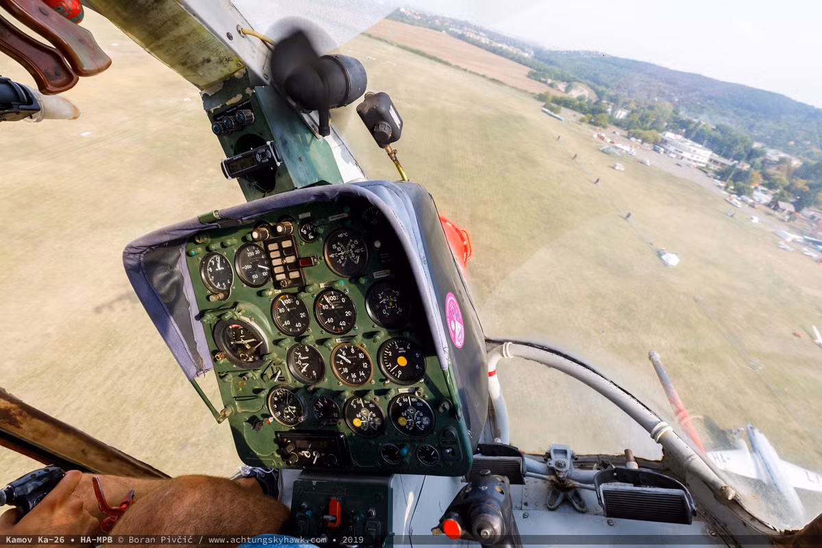 Mặc dù vậy, việc một chiếc quạt quay tít giữa khoang lái khiến nhiều người lo sợ rằng chúng có thể khiến phi công mất tập trung. Nguồn ảnh: Pinterest.