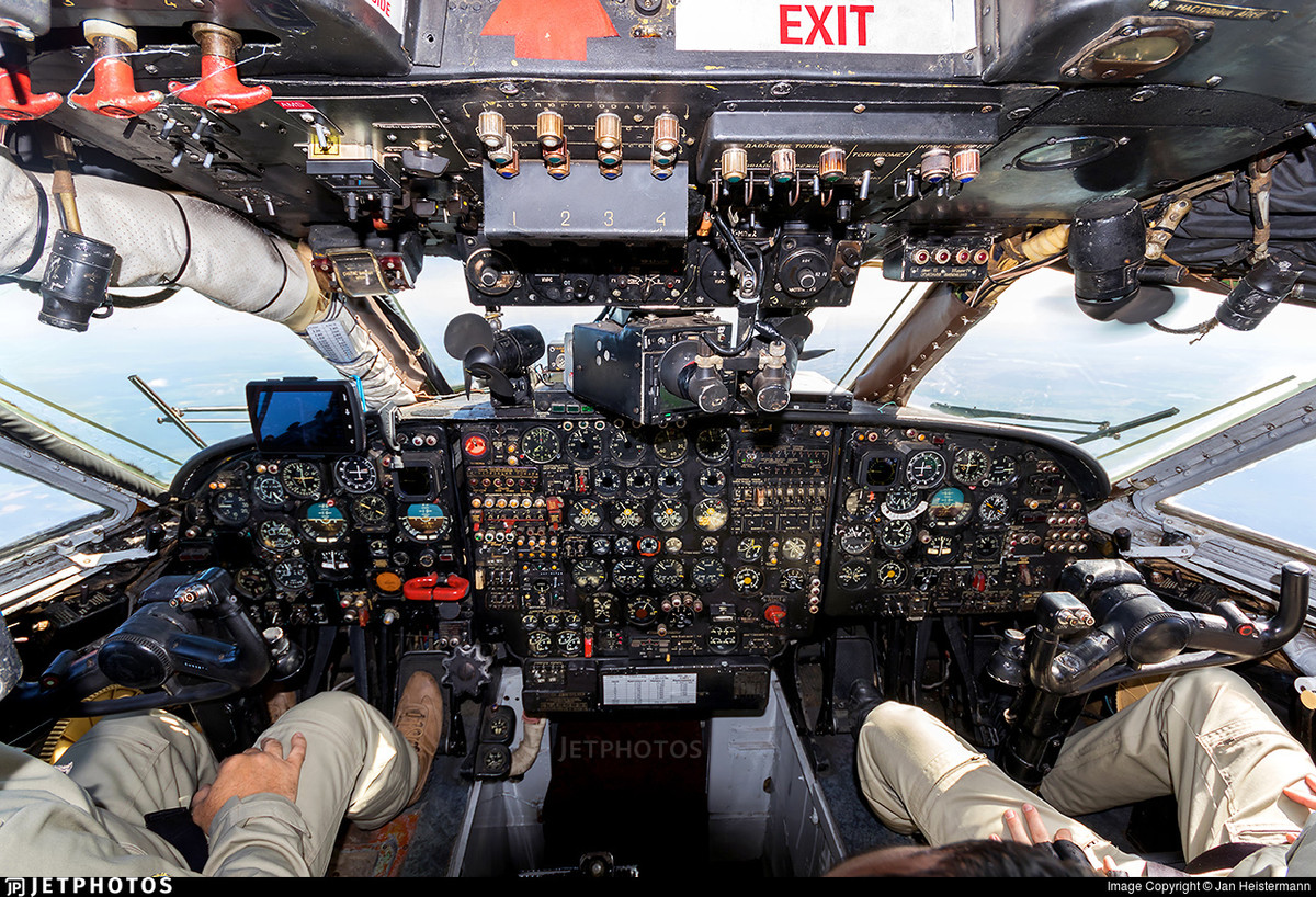 Một vài phiên bản cải tiến của An-12 buộc phải "di rời" quạt con cóc ra vị trí khác để đặt thiết bị, tuy nhiên bằng một cách thần kỳ nào đó, chiếc quạt này chỉ bị "chuyển chỗ" thay vì bị xoá sổ hoàn toàn. Nguồn ảnh: Pinterest.