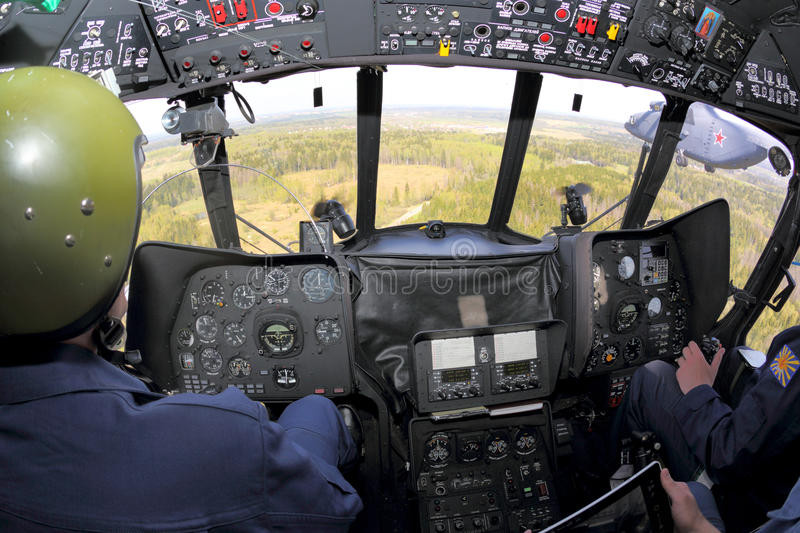 Mặc dù môi trường hoạt động của các loại máy bay, phi cơ này luôn ở độ cao lớn - nghĩa là có không khí rất lạnh nhưng những chiếc quạt con cóc vẫn "lừng lững" chiếm một diện tích không nhỏ trong khoang lái. Nguồn ảnh: Pinterest.