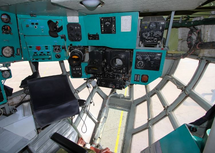 Khoang hoa tiêu của máy bay Il-76 được trang bị nguyên một chiếc quạt con cóc ngay trên đầu nhân viên hoa tiêu. Nguồn ảnh: Pinterest.