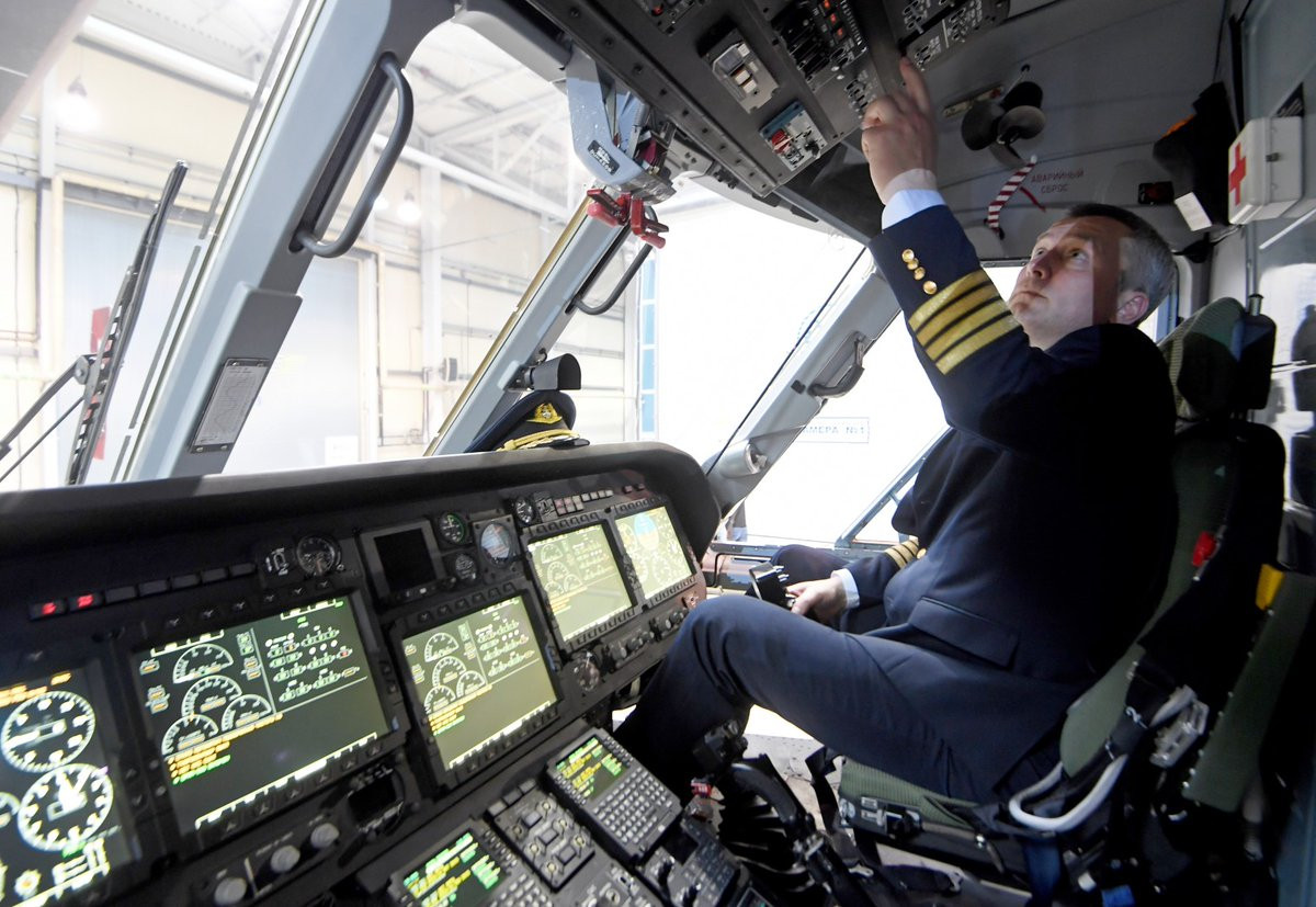 Ngoài ra, vị trí đặt của quạt con cóc đôi khi cũng khá bất hợp lý. Ảnh: Quạt được đặt trên nóc khoang lái trực thăng Mi-38 - ngay sát đầu phi công. Nguồn ảnh: Pinterest.