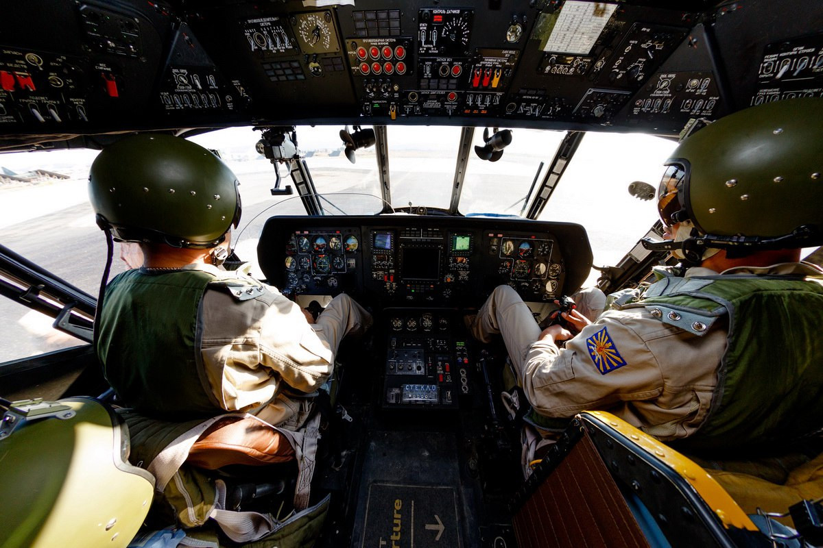 Cũng chính nhờ cánh làm bằng cao su, quạt con cóc trên khoang lái của các loại máy bay, trực thăng Liên Xô, Nga sản xuất hoàn toàn không nguy hiểm cho kíp lái dù chúng không hề có... lồng quạt. Nguồn ảnh: Pinterest.