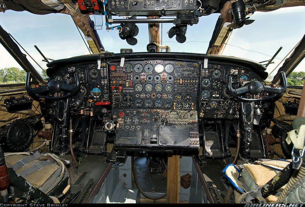 Máy bay vận tải An-12 với dàn quạt con cóc hai chiếc được đặt chính giữa. Không rõ những chiếc quạt này có đủ làm mát cho phi công hay không nhưng chắc chắn chúng sẽ cản tầm nhìn của tổ lái. Nguồn ảnh: Pinterest.