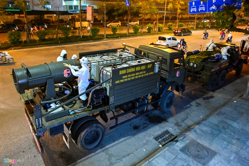 Nhiều loại phương tiện đặc chủng đã được huy động vào nhiệm vụ này, trong đó có Trạm tiêu tẩy đa năng - một loại phương tiện khử trùng Việt Nam tự nghiên cứu và sản xuất. Nguồn ảnh: Zingnews.