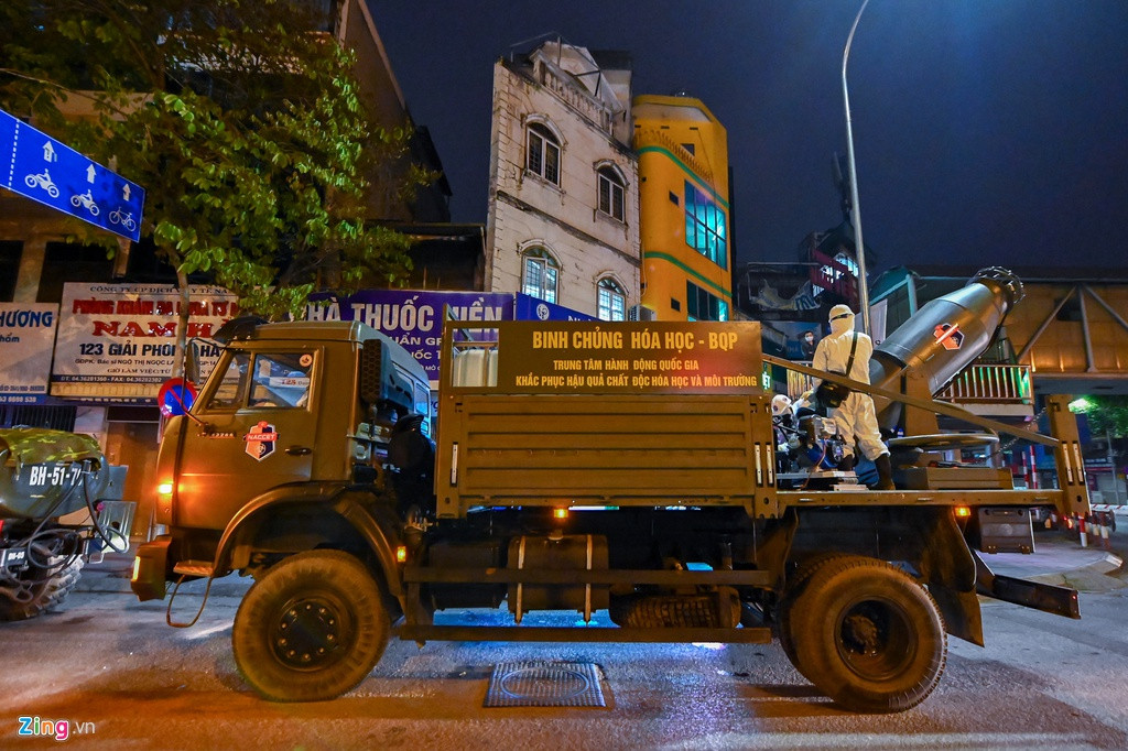 Binh chủng Hoá học của Quân đội Nhân dân Việt Nam cũng đã từng tham gia tẩy uế nhiều khu vực, địa bàn để phòng chống lây nhiễm Covid-19 nhưng đây có vẻ như là lần đầu tiên Trạm tiêu tẩy đa năng được sử dụng. Nguồn ảnh: Zingnews.